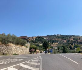Cortona, vista dalla strada provinciale 34, in un’assolata domenica di luglio