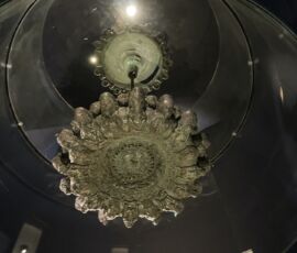 Il lampadario etrusco rinvenuto nella campagna cortonese nel 1840 è uno dei reperti più importanti del MAEC