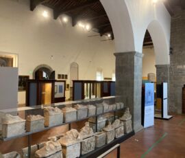 Sala del Biscione, dove sono esposti alcuni importanti reperti etruschi e romani e le opere più rilevanti della quadreria dell’Accademia Etrusca. Al centro, lungo le teche, si sviluppa la prima tappa della mostra