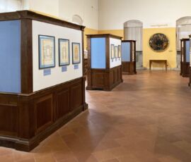 Sala del Biscione: sulle teche sono esposti i disegni della collezione Gnerucci, di architetti cortonesi, come Filippo Berrettini e Bernardino Radi. Sulla parete di fondo, il celebre tondo di Luca Signorelli (1510-15)