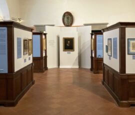 Sala del Biscione, sezione dedicata a Pietro da Cortona. Al centro della fotografia, l’autoritratto di Pietro da Cortona, prestito della Galleria degli Uffizi