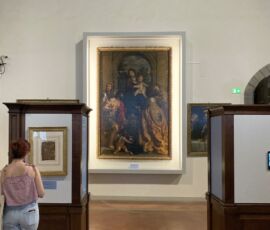 Sala del Biscione, sezione dedicata a Pietro da Cortona. Al centro della fotografia, la pala d’altare che rappresenta la Madonna con Bambino e santi, dipinta da Pietro da Cortona nel 1628. L’opera è parte della collezione permanente del MAEC