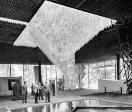Grande lampadario a poliedri nel padiglione del Veneto a Italia 61, Torino, progetto Carlo Scarpa, 1961