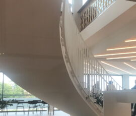 Vista opposta della scala elicoidale con sullo sfondo il vano di raccordo tra ingresso, sala espositiva e altri ambienti di servizio (foto Daniela Völkel)