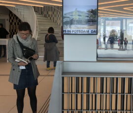 Dettaglio bancone del bookshop, decorazioni ceramiche e illuminazione del soffitto. Il progetto di design è opera dello studio genovese Linearama (foto Daniela Völkel)