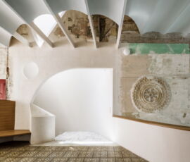 Sala Beckett, Barcelona; Bogen und Rosen, 2016. Architettura di Flores & Prats Arquitectes, Barcellona. Foto di Adrià Goula