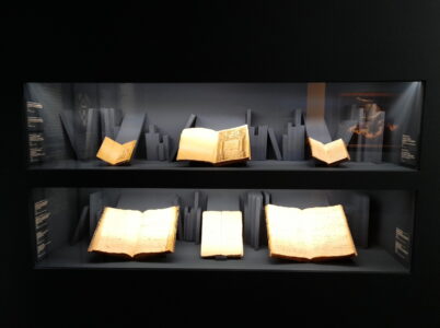 Sezione IV: particolare di una vetrina che mette in mostra documenti originali e volumi a testimonianza del clima culturale di inizio Seicento a Genova