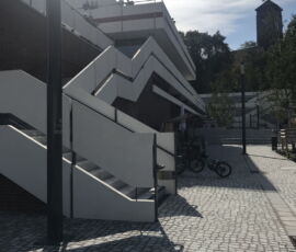 Prospetto Sud o laterale con la rampa di accesso perpendicolare al piano d'ingresso (foto Daniela Völkel)
