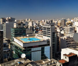 SESC 24 de Maio, San Paolo, Brasile; Foto aerea del tetto con piscina. Architettura di MMBB Architects, São Paulo. Foto di Nelson Kon