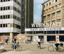 Haus der Statistik, Berlino. Die WERKSTATT Haus der Statistik. Architettura di Teleinternetcafé + Treibhauslandschaftsarchitektur, Berlino + Amburgo; ZKB eG + raumlabor, Berlino. Foto di Lena Giovanazzi