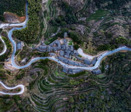 Villaggio di Shangtian, Cina; foto aerea. Architettura di Xu Tiantian_DnA_Design and Architecture, Pechino. Foto di Wang Ziling