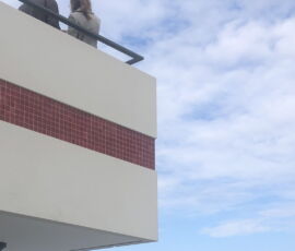 7 spigolo della terrazza del café con in lontananza i corpi di fabbrica dell'Hotel Mercure di età socialista e della cupola della Nikolakirche di recente ricostruzione (foto Daniela Völkel)