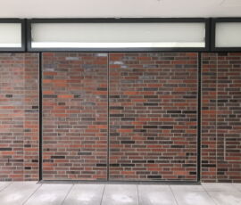 Una porta nascosta sul prospetto laterale al I piano (foto Daniela Völkel)