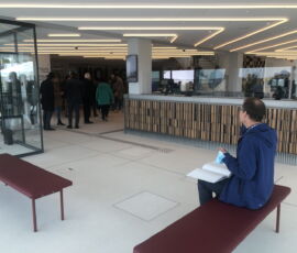 Vista dell'ambiente dopo l'ingresso con bookshop (foto Daniela Völkel)