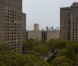 L’uragano Sandy è stato il disastro più costoso e distruttivo per l’edilizia popolare nella storia della città impattando il 10% delle New York City Housing Authority (NYCHA), 35 complessi edilizi che ospitano oltre 60.000 newyorchesi a basso reddito