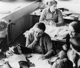 Lezione al Bauhaus con Lilly Reich. Da sinistra a destra: Hermann Klumpp, Lilly Reich, Emanuel Lindner, Annemarie Wilke (© Fondazione Bauhaus Dessau, 1931-32)