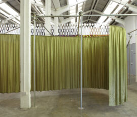 Céline Condorelli & Gavin Wade, Curtain Show, Eastside Projects a Birmingham (© Stuart Whipps, 2010)