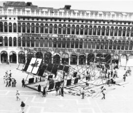 Allestimento della mostra “Friuli: memoria, partecipazione, ricostruzione”, Piazza San Marco, Venezia, 1976 (© Mark Smith)