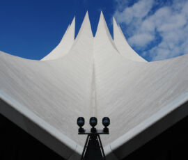 Berlino Tempodrom con i suoi echi di modernismo tropicale, il tetto ricorda infatti la Cattedrale di Brasilia di Oscar Niemeyer (2001)