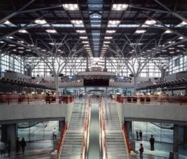 Aeroporto internazionale di Stoccarda le cui sale check-in con i loro tetti apparentemente svettanti erano anch'esse immagini della gioia della partenza (2004)