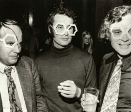 Berlino, 1974. Dopo circa 9 anni di lavori viene inaugurato Tegel di gmp. Nella foto, da sin a dx, Klaus Nickels (partner del progetto), Volkwin Marg e Meinhard von Gerkan portano gli occhiali con l'esagono forma base del loro progetto