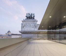 Hofburg-Terrasse mit Blick auf eine Quadriga