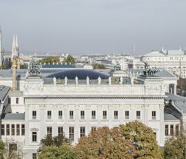 Blick vom Justizpalast über das Parlamentsdach mit Glaskuppel