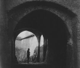 Il Conte Orlok e Hutter all'ingresso del castello, Fotografia pubblicitaria per Nosferatu, 1921, Albin Grau (Deutsche Kinemathek – Museum für Film und Fernsehen, Fotoarchiv)