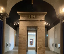 Ingresso alla mostra attraverso la Porta del Tempio di Kalabsha originale donato alla Germania dal governo egiziano in segno di ringraziamento per il contributo tedesco alla costruzione della Diga di Assuan (© Francesca Petretto)