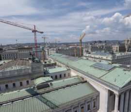 Geöffnetes Parlamentsdach über dem NR-Saal mit Blick in Richtung Reichsratsstraße / Rathaus
