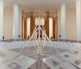Sala Dardi, dettaglio dell’allestimento della mostra “Arte e scienza nella perestrojka. Dall’URSS in URSS. Mostra sovietica”, Palazzo delle Esposizioni, Roma, 1989 (© MAXXI Architettura, Archivio Dardi)