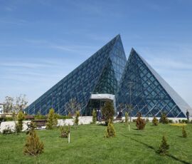 La piramide di vetro all’ingresso della stazione centrale della metropolitana
