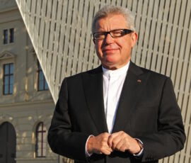 Daniel Libeskind davanti al suo Museo della storia militare dell'esercito tedesco a Dresda, 2011