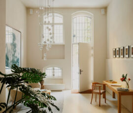 Wilmina Hotel: locale d'ingresso al complesso alberghiero con apertura a finestra allungata e luci a sospensione di Bocci presenti in tutto il complesso (© Patricia Parinejad)