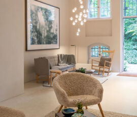 Wilmina Hotel: mobili chiari di legno e tessuti morbidi per un ingresso minimal dietro il giardino (© Patricia Parinejad_arte di Galerie Kicken)
