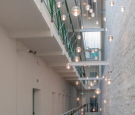 Wilmina Hotel: l'atrio, uno spazio interno alto 18 metri, comprende i corridoi aperti con accesso alle stanze attraverso le porte delle celle originarie (© Patricia Parinejad)