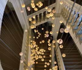Una bellissima installazione luminosa nel vano scale dell'ex tribunale richiama le luci Bocci dell'Hotel Wilmina (© Francesca Petretto)
