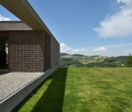 Casa su una collina di Caravatti Architetti a Salsomaggiore Terme