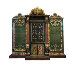 2. Aron ha-Qodesh della Sinagoga di Vercelli, XVII secolo, ambito piemontese, legno intagliato e dipinto con chiusure ed elementi di raccordo metallici; taffetà, 140 x 80 x 298 cm (armadio), 106 x 5 x 270 cm (pannelli laterali), Comunità Ebraica di Vercelli