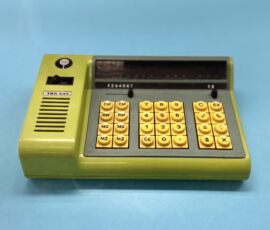 Prima parte mostra, Kunstgewerbemuseum, dettaglio oggetto di design, Davor Grünwald, Electronic calculator TRS 537, Manufacturer TRS, Zagreb, 1974