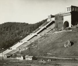 Hirschbachtal, modello in scala reale delle tribune del Deutsches Stadion di Norimberga, 1939 (Collezione Privata. AdK, Berlino, 2023)