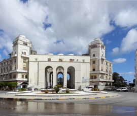 Piazza Algeria, già piazza cattedrale del Sacro Cuore con l'ex edificio INPS arch Florestano di Fausto 1939 (© Alessandro Colombo)