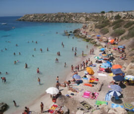 Turisti a Cala Azzurra a Favignana