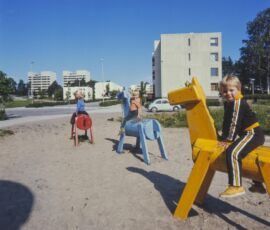 Aree dedicate ai giochi per bambini nel quartiere Ala-Kivenlahti, Espoo, anni ‘70 (© Teuvo Kanerva / KAMU Espoo City Museum)