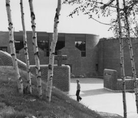 Centro ricreativo e parrocchiale della “città satellite” di Hervanta, Tampere, 1979, Arch. Raili e Reima Pietilä (© Juhani Riekkola / Museum of Finnish Architecture)
