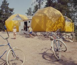 Low-cost experimental house con struttura ottagonale in elementi plastici, 1972, Arch. Raimo Kallio-Mannila, (© Lars Hallén / Museum of Finnish Architecture)