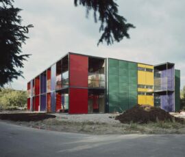 Casa bifamiliare Enarvi a Tammisalo, Helsinki, 1973, Arch. Juhani Pallasmaa. L’artista Tor Arne collabora per la scelta dei colori dei pannelli plastici di rivestimento delle facciate (© Kari Häkli / Museum of Finnish Architecture)