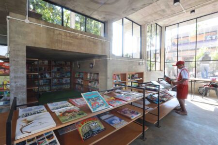 Studio SHAU, microbiblioteca Hanging Gardens a Bandung, Indonesia (2019)