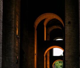 Particolare delle strutture della via Tecta (© Emanuele Antonio Minerva)