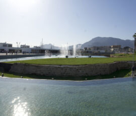 La vasca d'acqua che circonda il Castello a Mare (© Archivio AutonomeForme)
